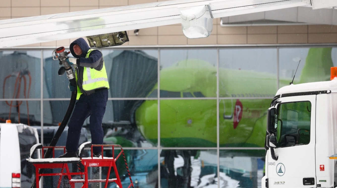 Crisi del carburante aereo in Russia: il più grande fornitore privato avverte di una possibile nuova crisi

Approfondimento
La situazione del mercato del carburante in Russia è diventata sempre più critica a causa degli attacchi ucraini agli impianti di raffinazione. La carenza di carburante ha portato a un aumento dei prezzi e a problemi di fornitura in diverse regioni del paese. Il governo russo ha allentato i requisiti per le raffinerie per far fronte alla carenza di prodotti petroliferi, ma ciò potrebbe creare un rischio di aumento repentino del prezzo del cherosene per aviazione.

Possibili Conseguenze
La possibile nuova crisi del carburante aereo potrebbe avere gravi conseguenze per l'industria aeronautica russa e per l'economia del paese. L'aumento dei prezzi del cherosene potrebbe portare a un aumento dei costi per le compagnie aeree e a una riduzione della loro competitività. Inoltre, la carenza di carburante potrebbe avere un impatto negativo sulla vita quotidiana dei cittadini russi, in particolare per coloro che dipendono dal trasporto aereo per lavoro o per motivi di salute.

Opinione
La situazione del mercato del carburante in Russia è diventata sempre più complessa e critica. È necessario che il governo russo adotti misure efficaci per risolvere la carenza di carburante e per stabilizzare il mercato. Ciò potrebbe includere l'implementazione di politiche energetiche a lungo termine, la diversificazione delle fonti di energia e l'investimento in tecnologie più efficienti e sostenibili.

Analisi Critica dei Fatti
La carenza di carburante in Russia è il risultato di una combinazione di fattori, tra cui gli attacchi ucraini agli impianti di raffinazione e le restrizioni imposte dal governo russo. È necessario che il governo russo adotti una strategia a lungo termine per risolvere la carenza di carburante e per diversificare le fonti di energia. Ciò potrebbe includere l'investimento in tecnologie più efficienti e sostenibili, come l'energia rinnovabile, e la promozione di politiche energetiche più sostenibili.

Relazioni con altri fatti
La crisi del carburante in Russia è legata alla guerra in Ucraina e alle sanzioni internazionali imposte alla Russia. La situazione del mercato del carburante in Russia è anche influenzata dalle politiche energetiche del governo russo e dalle condizioni economiche del paese. La crisi del carburante potrebbe avere un impatto negativo sulla vita quotidiana dei cittadini russi e sulla stabilità economica del paese.

Contesto storico
La Russia ha una lunga storia di dipendenza dalle esportazioni di petrolio e gas. La crisi del carburante in Russia è il risultato di una combinazione di fattori, tra cui la guerra in Ucraina, le sanzioni internazionali e le politiche energetiche del governo russo. La Russia ha sempre cercato di diversificare le sue fonti di energia, ma la dipendenza dal petrolio e dal gas rimane una sfida significativa per il paese.

Fonti
The Moscow Times, RBK