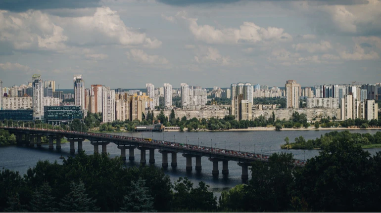 Пошкодження тепломережі на мосту Патона: її ремонтують, частина будинків без тепла