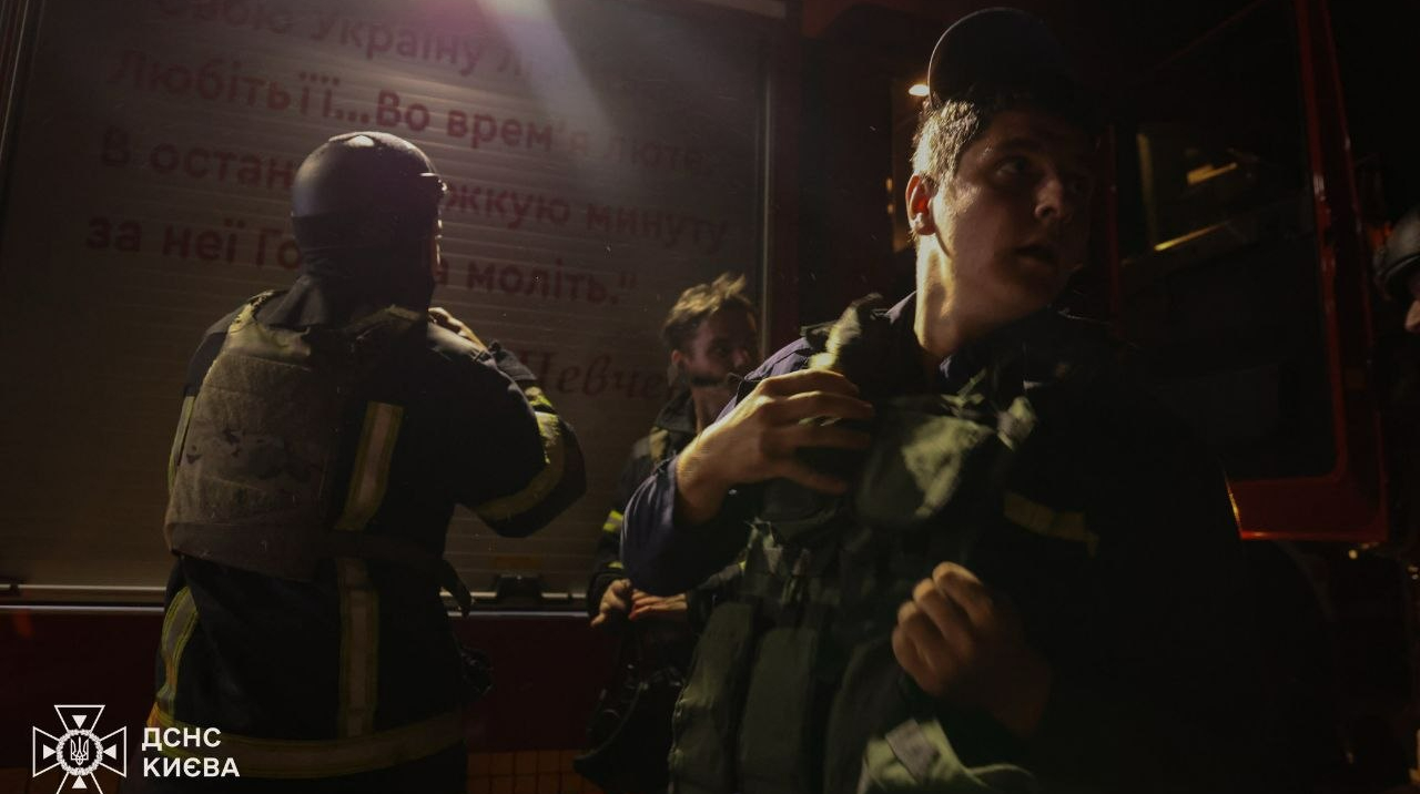 У Києві пролунали вибухи: загорілись склади у Дарницькому районі, є постраждалі