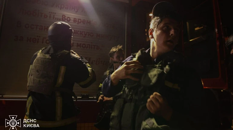 У Києві пролунали вибухи: загорілись склади у Дарницькому районі, є постраждалі