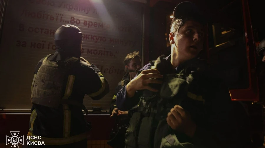 У Києві пролунали вибухи: загорілись склади у Дарницькому районі, є постраждалі