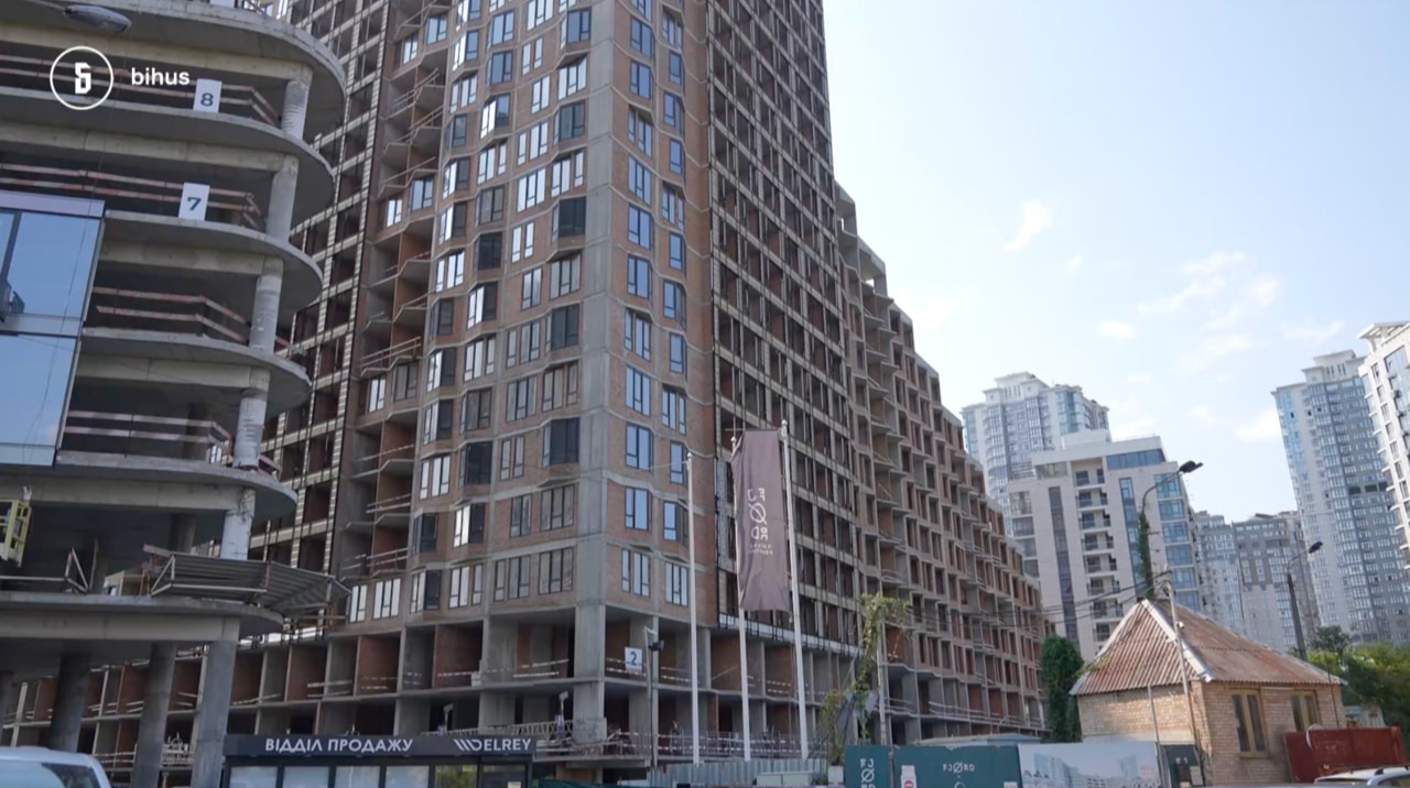 Bihus.Info: У Києві припинив роботи на об’єктах забудовник, який може бути пов’язаний з Єрмаком та Медведчуком