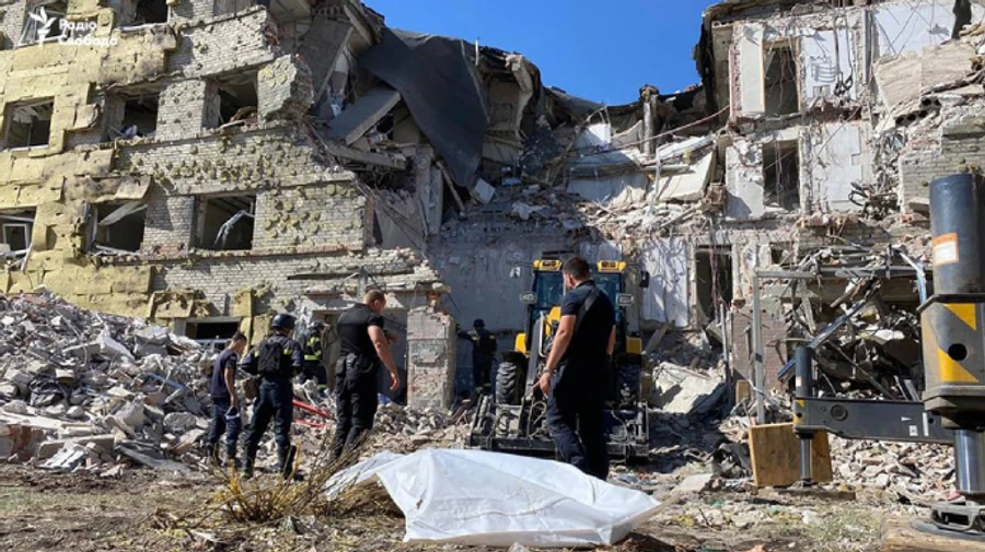 З-під завалів готелю у Миколаївці дістали тіла двох волонтерів