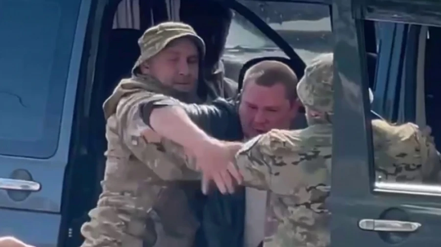 У мережі з'явилося відео, як чоловіка силоміць заштовхують в бус. У ТЦК прокоментували