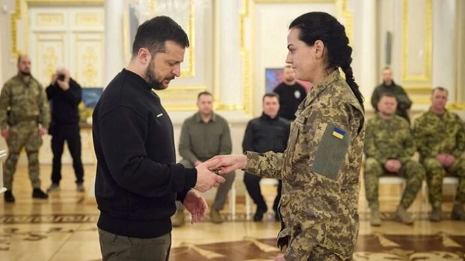 Зеленский наградил сотни добровольцев и получил шеврон Да Винчи от его невесты