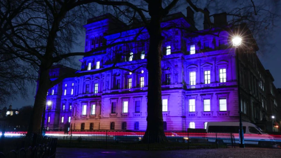 Здание МИД Британии тоже подсветили цветом украинского флага