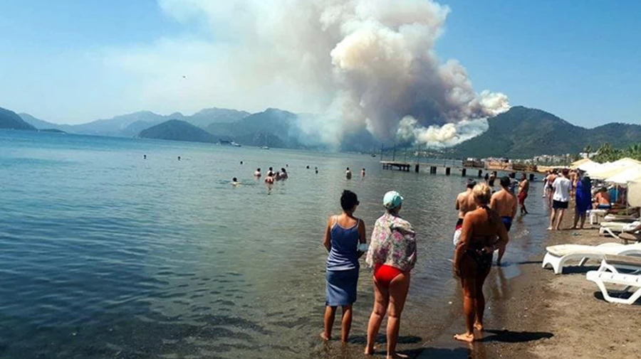 У турецкого курортного города Мармарис бушуют лесные пожары