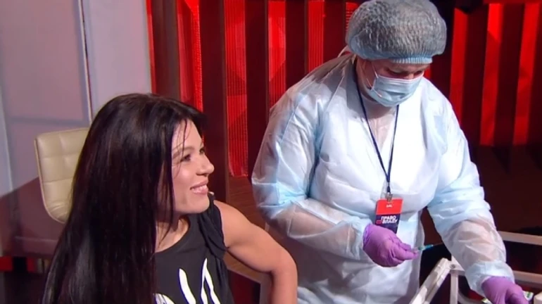 Звезды вакцинировались от COVID в эфире ток-шоу