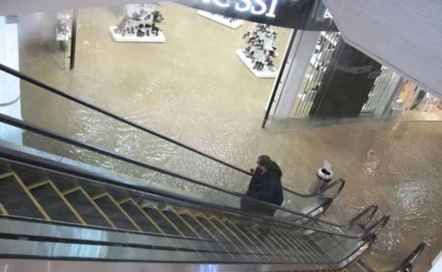 Київський Ocean Plaza затопило окропом