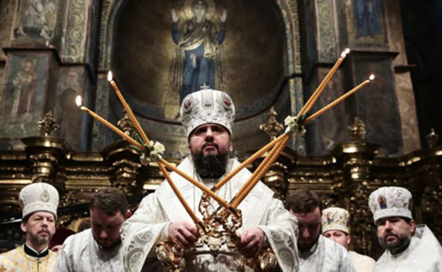 На священиків ПЦУ наклали обмеження у політичному житті