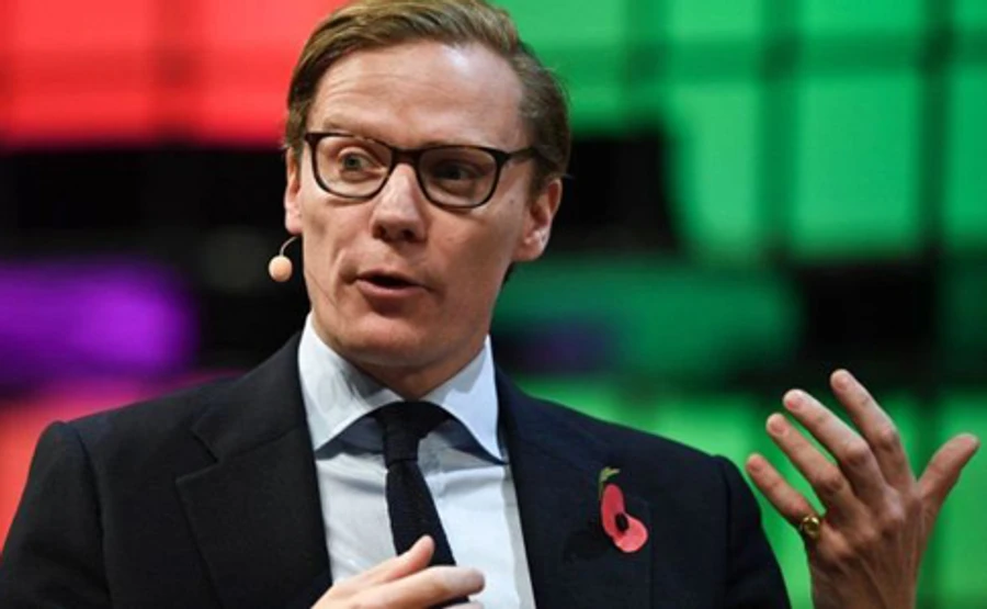 Председателя Cambridge Analytica отстранили от работы из-за скандала с Facebook