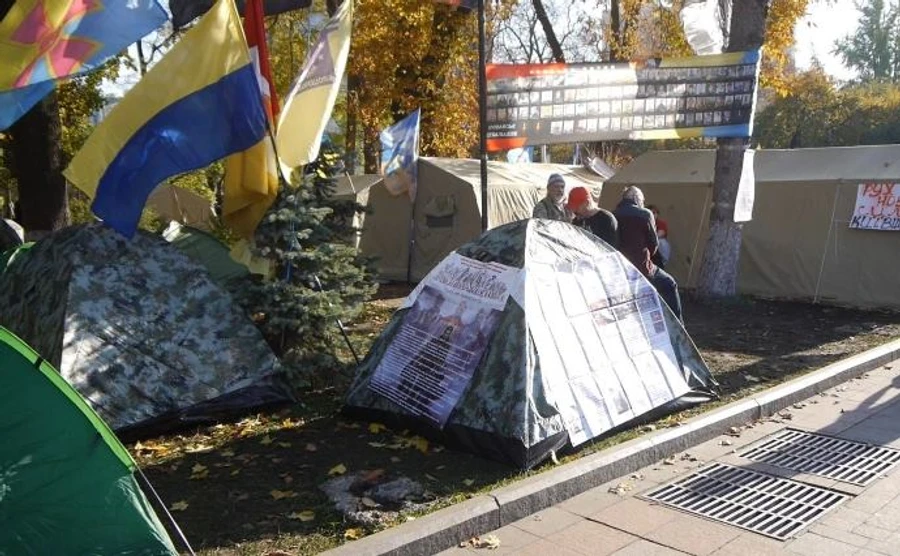 Між Порошенком і Аваковим стався скандал через намети під Радою