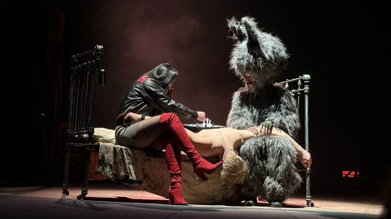 Прийоми з ямою і парад алюзій: якою вийшла вистава Я бачу, вас цікавить пітьма