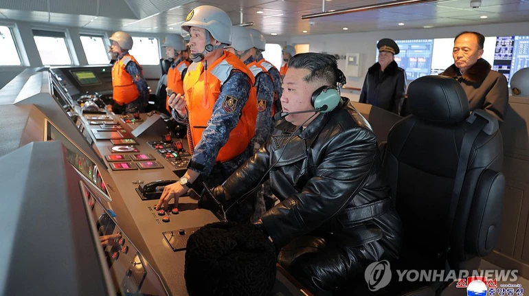 Лидер КНДР наблюдал за испытанием стратегических крылатых ракет с нового эсминца