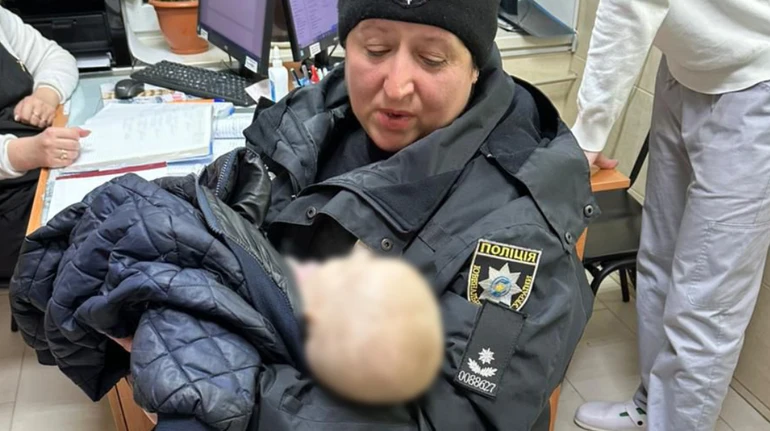 На Харківщині 20-річна жінка прийшла з немовлям до знайомих та вчинила сварку: малюка вилучили