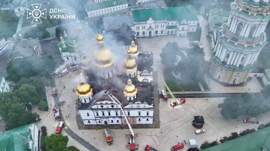 Масштабный пожар в Лавре ликвидировали, Мистецький арсенал до сих пор тушат