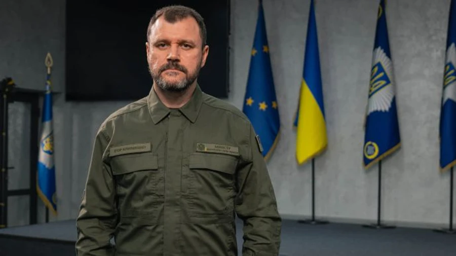 Міністр внутрішніх справ виступає за регулювання використання трофейної зброї