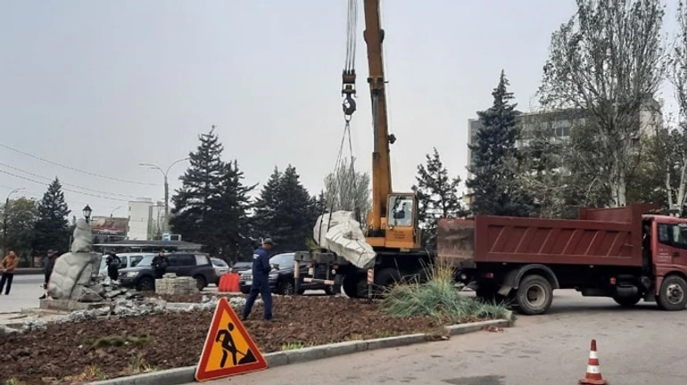 Monument to Pushkin dismantled in Zaporizhzhia city centre