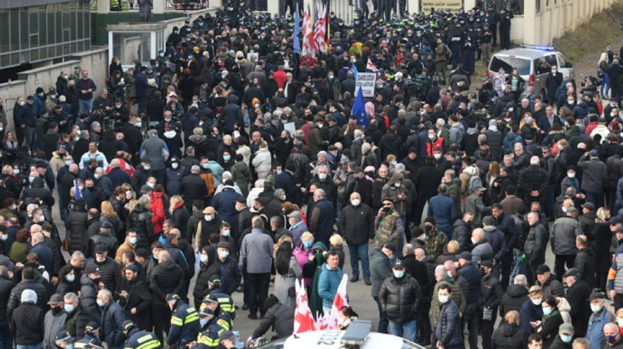 Полиция Грузии применила перцовый спрей на акции возле суда, куда доставили Саакашвили