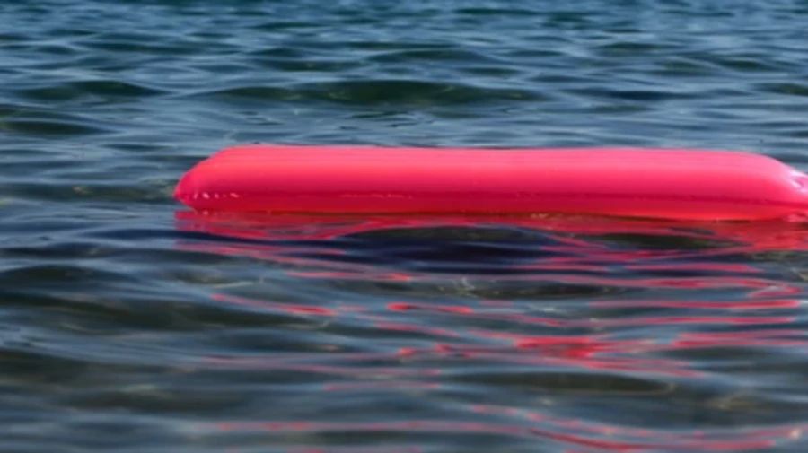 Отца с сыном на матрасе унесло в море: тело ребенка нашли, взрослого ищут