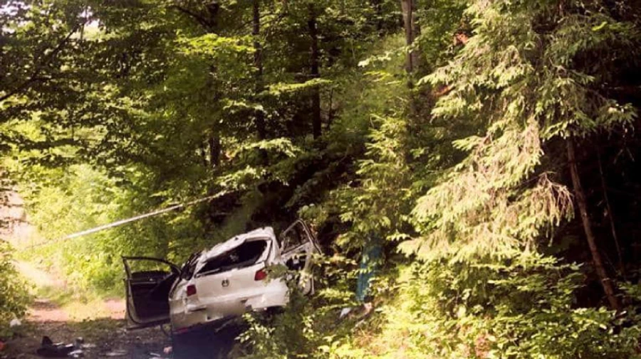 У Карпатах автівка злетіла в обрив, четверо загиблих