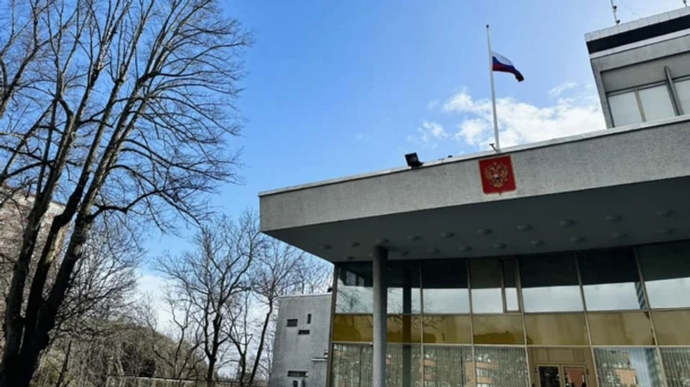 Car tried to crash into Russian embassy gate in Stockholm: embassy claims it is Ukrainian