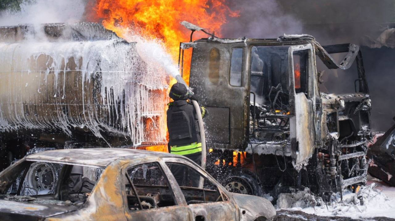 Росіяни вдарили по цистерні з пальним у Запоріжжі: є загиблий і поранені
