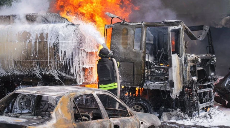 Росіяни вдарили по цистерні з пальним у Запоріжжі: є загиблий і поранені