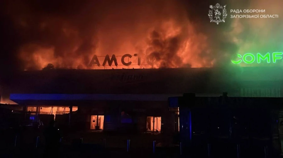 Російські війська вдарили по ТЦ Амстор в Запоріжжі