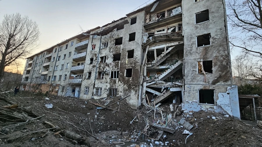 Russian strike apartment building in Kherson, authorities show aftermath of explosion – photo, video