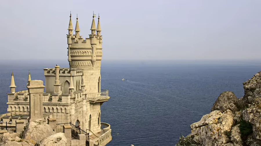 Russians intensify propaganda among young people in Crimea