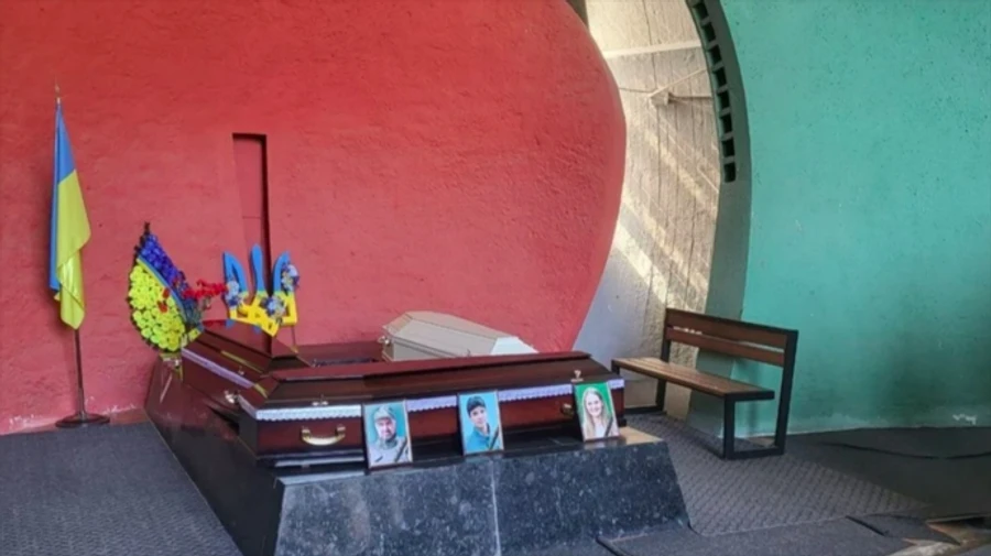 Kyiv bids farewell to 17-year-old Danylo and his parents, victims of Russian attack