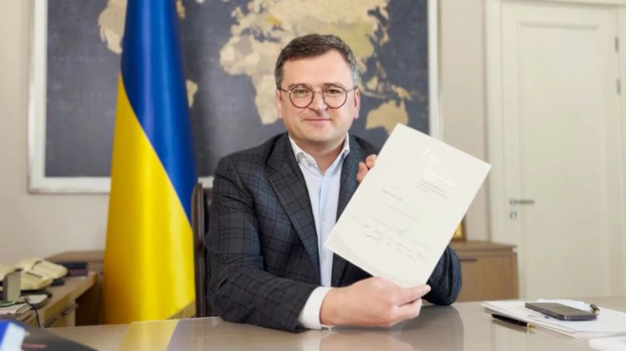 Кулеба нагородив дівчинку, яка відмовилась виступати на фестивалі через участь росіянина