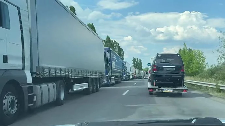 На границах с Венгрией и Словакией огромные очереди из авто для растаможки