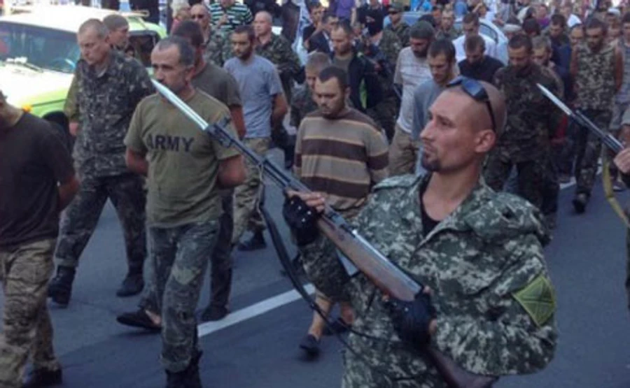ОГП взявся за бойовиків, які вели полонених коридором ганьби у Донецьку 