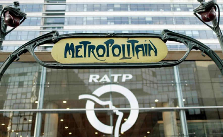 Париж на Рождество остался без метро и пригородного транспорта