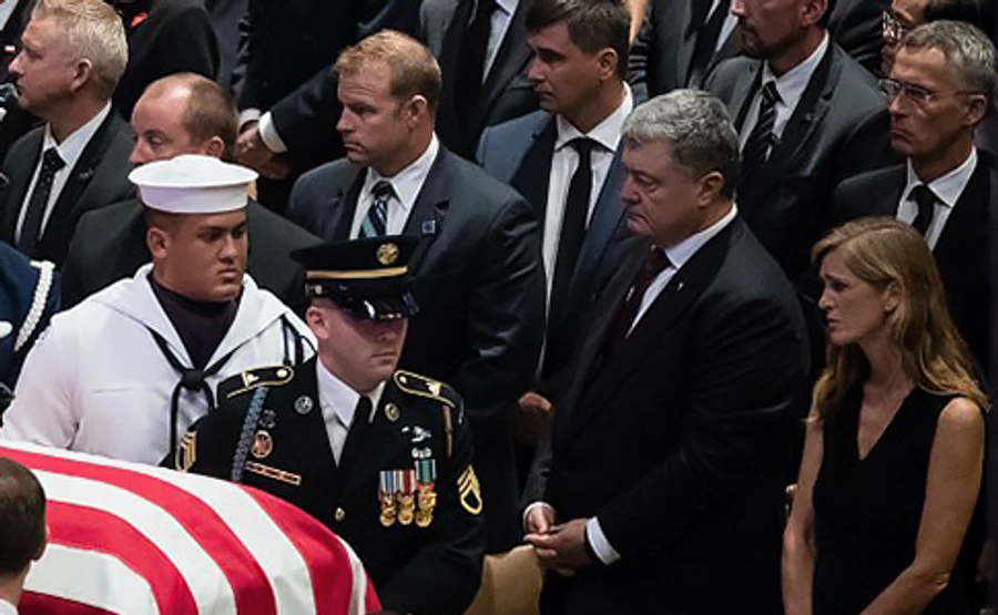 Пауэр: размещение Порошенко возле Столтенберга - послание Маккейна