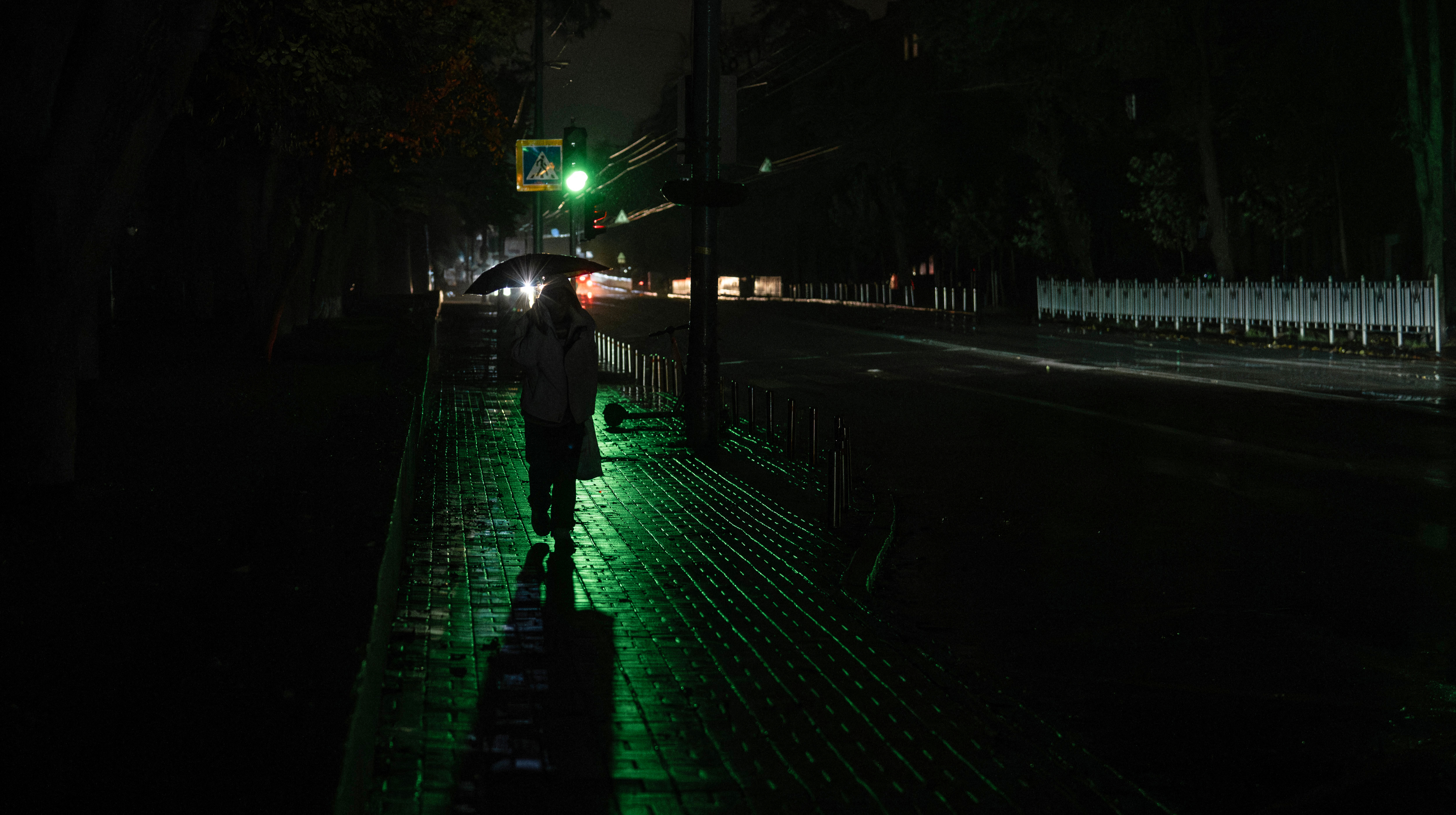 Blackout a Kyiv: sovraccarico della rete e problemi alle strutture energetiche lasciano diverse zone senza elettricità