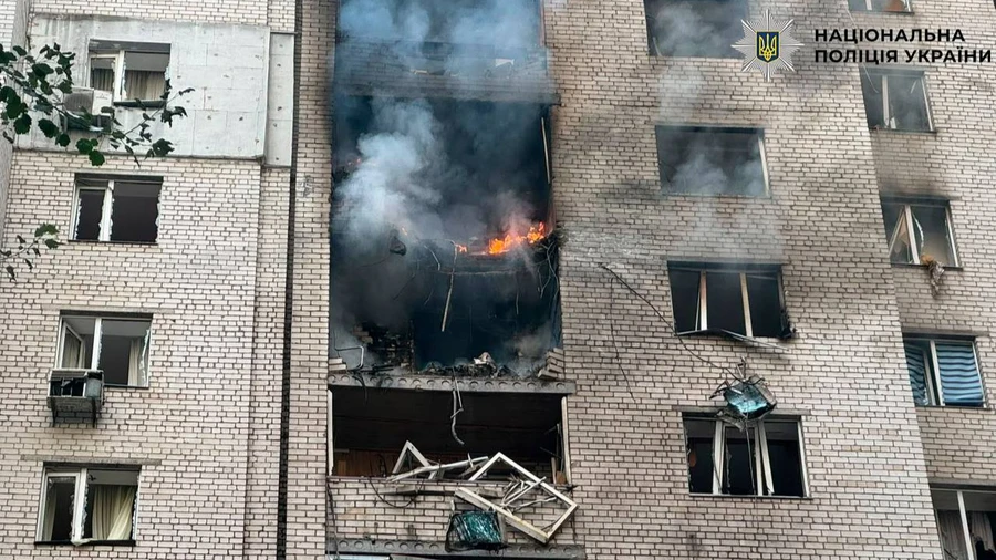 У центрі Києва дрон влучив у багатоповерхівку: загинула дитина, 7 постраждалих