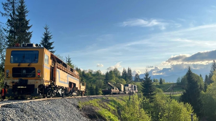 УЗ: на восстановление пути в Карпатах может уйти 3 суток из-за сложностей с укреплением