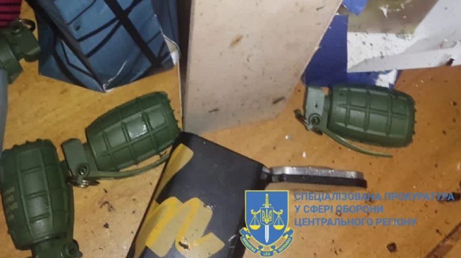 МВС про чоловіка, який подарував гранати помічнику Залужного: попереджав, що бойові