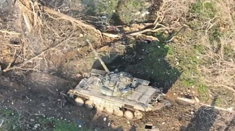 Azov Regiment shares video in which Russian tank bombards apartment buildings in Mariupol