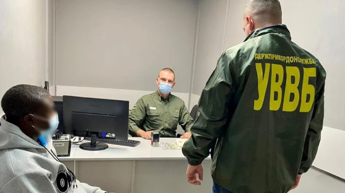 Африканец давал взятку пограничникам, чтоб пустили изучать украинский
