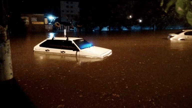 В Одессе наводнение: затоплены Французский бульвар и Дерибасовская, не приземляются самолеты
