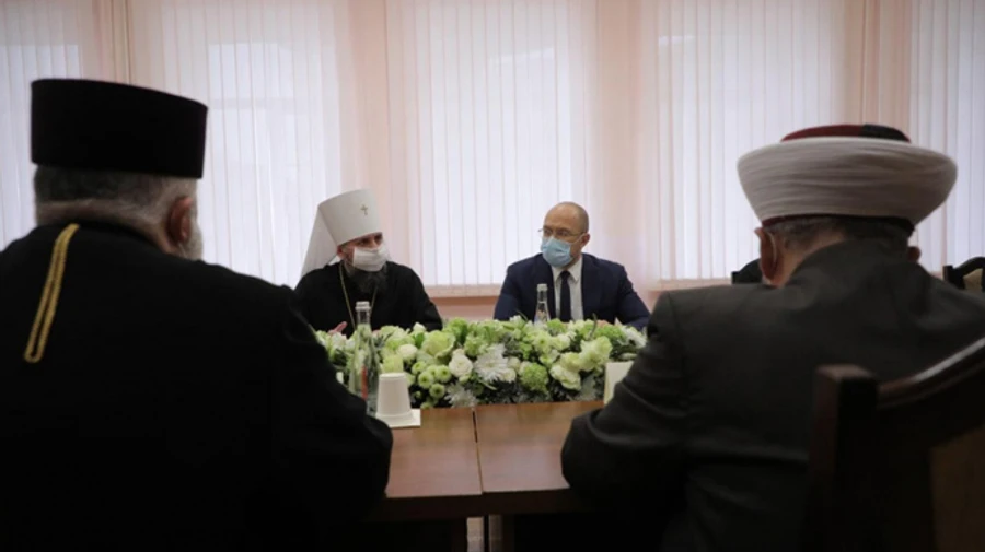 Шмыгаль призвал церковников объединиться в борьбе с COVID-19 перед праздниками