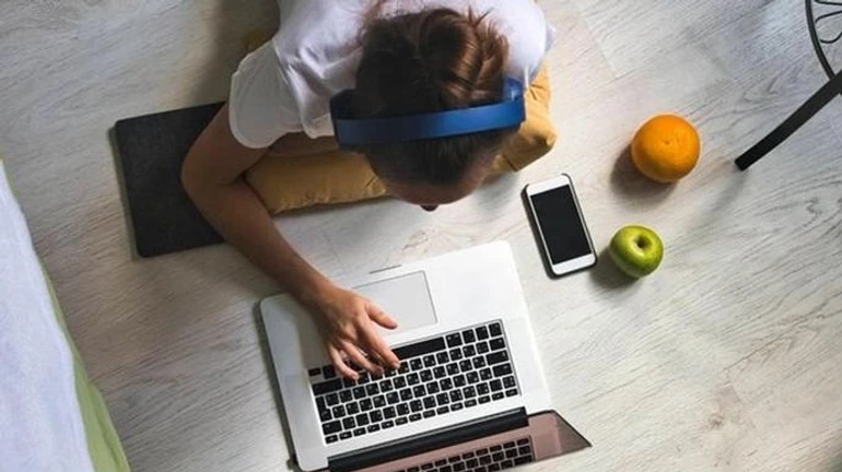 Минздрав призывает по-максимуму работать из дома и не ходить на совещания