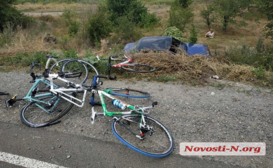 Под Николаевом авто въехало в группу детей-велосипедистов