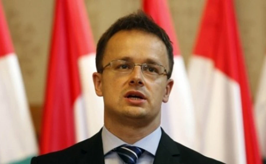 Сійярто погрожує ще більше уповільнити рух України до ЄС через паспортний скандал