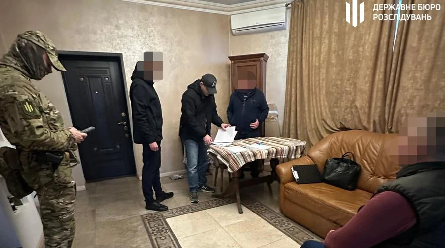 Присваивали квартиры умерших: в Одессе разоблачили судью и двух приспешников