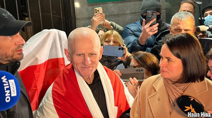 Nine political prisoners released in Belarus arrive in Lithuania, including one Pole